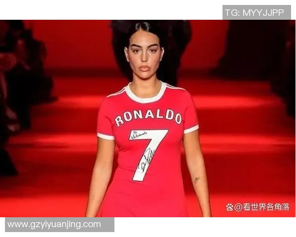 足球巨星亨利妻子最新高清照片曝光引发热议与关注 足球巨星亨利妻子最新高清照片曝光引发热议与关注