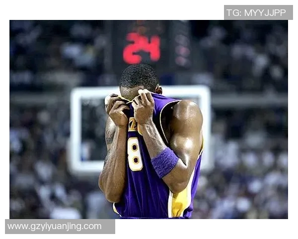 足球传奇科比在绿茵场上的精彩瞬间与不朽风采的完美展现 足球传奇科比在绿茵场上的精彩瞬间与不朽风采的完美展现